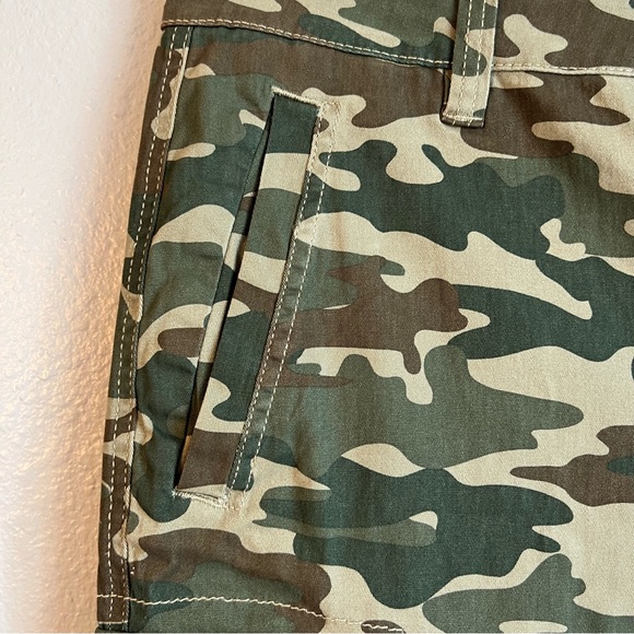 Eddie Bauer Twill Camouflage Shorts - Picture 4 of 6